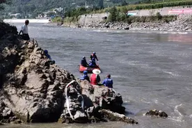 四川驻村女干部下乡坠河失联，仍在搜救！当地称汛期水流湍急图片