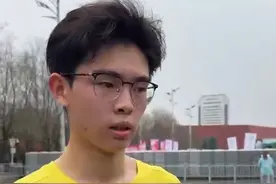 武汉高二学生获汉马13公里跑冠军：首次参加汉马，看到黄鹤楼觉得很亲切，家人老师现场加油图片