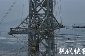 震撼！国内首个“交改直”输电工程完成长江跨越段换线图片