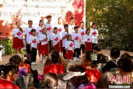 “中国红”点亮唐人街 华侨华人“花式”庆祝国庆图片