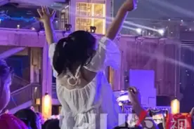 纵览视频 | 石家庄摇滚音乐季首场开演，萌娃坐在爸爸肩膀上看摇滚！图片