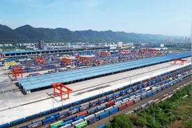 新疆重庆携手共建西部陆海新通道联运班列今日发车图片