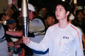 奥运圣火传递现场，王一博一个弯腰动作，引网友怒赞！图片