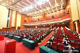 聊城市中小学生午休要“躺平睡”，不要“趴桌睡”图片