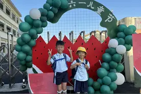 “这个瓜吃定了！”一群萌娃开展了一场“西瓜派对”图片