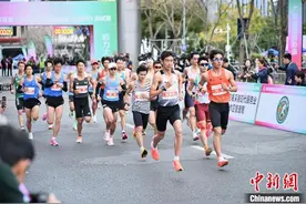 全运会史上首个跨境马拉松赛测试赛鸣枪图片