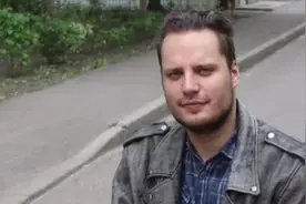 莫斯科恐袭中，俄罗斯25岁残疾男子从轮椅上奋力一扑，用身体为女友挡下子弹视频封面