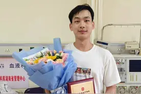 杭州读研小伙突然请假回家，他做的事让老师同学纷纷点赞图片