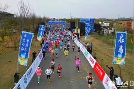 2025江苏启东马拉松鸣枪开跑图片
