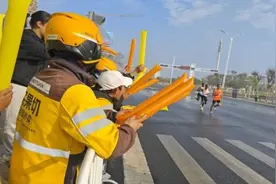 江西南昌红谷滩区外卖小哥用热情点燃马松拉赛道图片