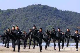 多图直击广州特警警务实战训练开训：攀爬索降，出动直升机图片