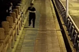 事发凌晨！长沙“00后”民警奋力下水救人图片