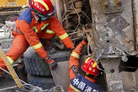 7小时生死营救！四川巴中一水泥罐车压塌路面致1人被埋6米深坑，消防员徒手救人图片