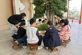 秋日校园写生：康和小学美术课探索植物之美图片