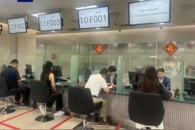 首批港澳非中国籍永久性居民来往内地通行证发放图片