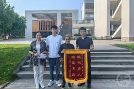凡人微光 温暖山城丨独居老人路边摔倒 两名大学生暖心送医图片