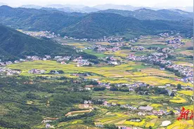 秋染山乡图片