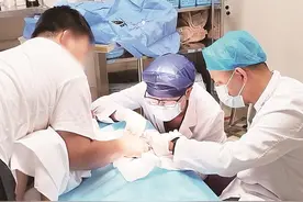 2岁幼儿手指划伤血流不止 医生半跪20分钟缝合伤口图片
