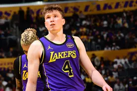 NBA历史首位新秀！克内克特连续两场比赛合计命中14记三分球图片