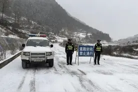 推车、扫雪、清障、破冰……昆明公安奋战寒潮保平安图片