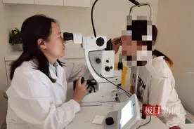 女孩眼前白光频闪，一检查眼底裂了个孔，医生忙给她眼底打激光图片