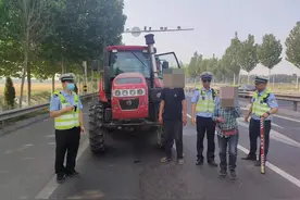 拿酒当水喝，边喝边开车……一男子在淄博高青被查图片