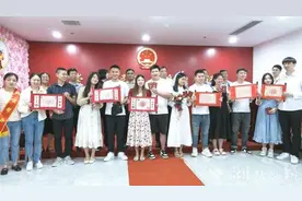 “520” 崇阳新人集体颁证仪式感满满图片
