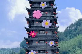 张家界标志性仿古建筑“开花”引热议，景区回应：将及时反馈图片