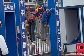 3名工人高空作业未系安全带被吊挂示众，住建局回应图片