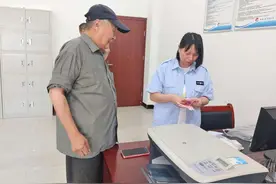 乘客遗落2000元现金 肥西公交多方查找物归原主图片