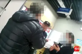 老人取钱卡被吞，与银行沟通无果报警求助图片