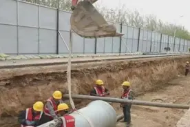 沽源县城市管理综合行政执法大队关于禁止向雨水收水井倾倒污水、垃圾的通告图片