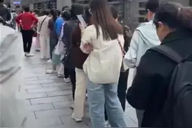 五一上海外滩游客日均超50万，有人如厕排队1小时，运维公司：已增加3座临时厕所图片