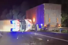 益阳一救护车与货车碰撞侧翻，交警称有医护伤亡！正调查原因图片