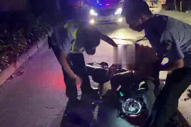 男子摔倒路中间，被车压到起不来，下一秒他们出现了图片