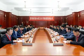雷军向母校武汉大学捐赠13亿元，创全国高校单笔个人现金纪录图片
