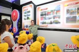 武警柳州支队邀萌娃进军营庆“六一”图片