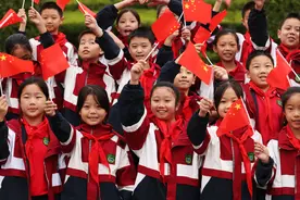 新华全媒+｜升国旗 庆华诞（12）#图片