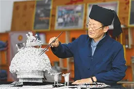 巧手制美饰 银辉耀苗乡图片