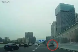 民警驾车撞停失控私家车？现场画面曝光图片