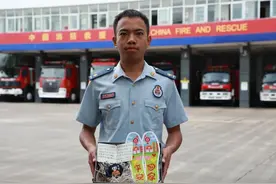 被“骗”100块换来的鞋垫，他穿上瞬间“长高”图片
