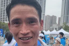 这一抹红燃爆全场！2024武汉马拉松上跑得最快的中国人：来武汉，我赚了！图片