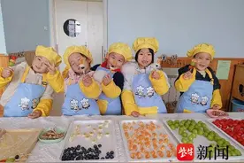 动手做红糖年糕、糖画、冰糖葫芦、水果财神，这所幼儿园“新年味道”真浓！图片