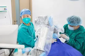 一次手术，解决她两个口腔难题！图片