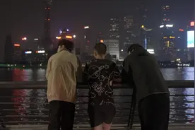 后来小罗回家过年了，但他还是不高兴图片