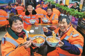 淮北：一碗热汤面 温暖环卫工图片