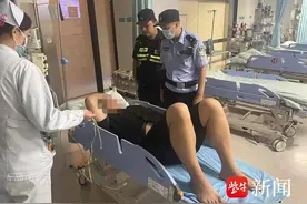 男子喝醉躺在路边发抖，路人喊不醒无奈报警图片