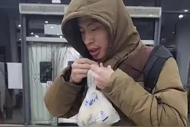 网友在北大食堂偶遇韦东奕，韦神依旧是熟悉的俩馒头+白开水。网友：好朴素！是位精神饱满的人图片