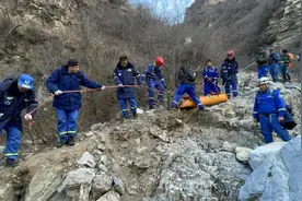 男子独自爬野山从悬崖滑落 救援者历时13小时“极限救援”将人救下图片