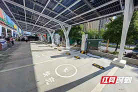 永州首座“光储充一体化”超充站在零陵红星广场投入运营图片